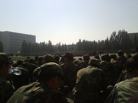 軍訓(xùn)戴的帽子，一個小時就濕透了