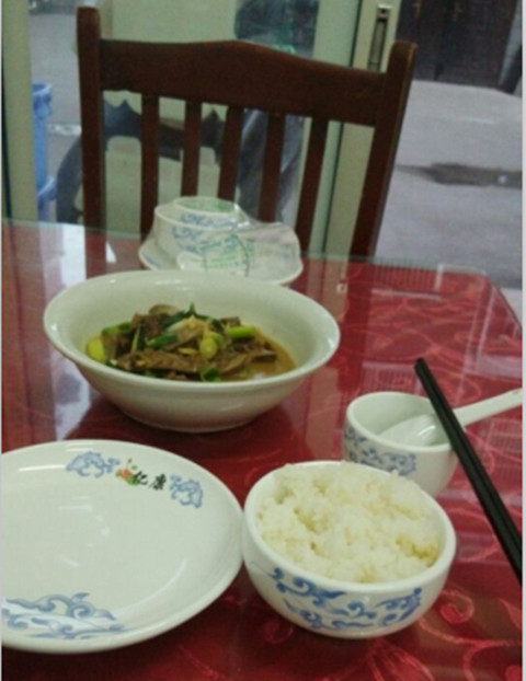 一個人，一碗飯菜，一頂情侶棒球帽子