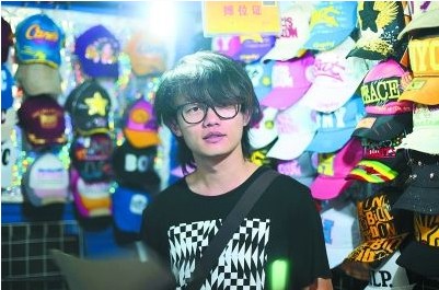 夜市帽子擺攤哥，竟是好聲音學(xué)員丁克森，其身份遭疑 